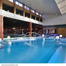 Schwimmhalle im Danubius Health Spa – © Danubius Health Spa Resort Bük
