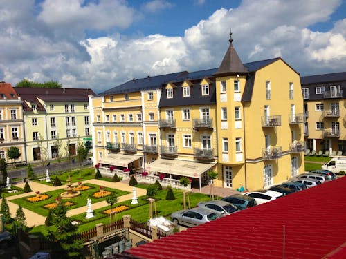 Kurhotel Bajkal - Aussenansicht mit Blick auf den Garten &ndash; &copy; Kurhotel Bajkal Franzensbad