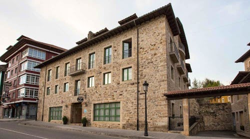 Hotel Villa de Cabrales Fassade – © Hotel Villa de Cabrales