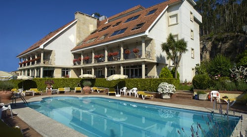 Hotel Villa Covelo Fassade und Pool – © www.villacovelo.es