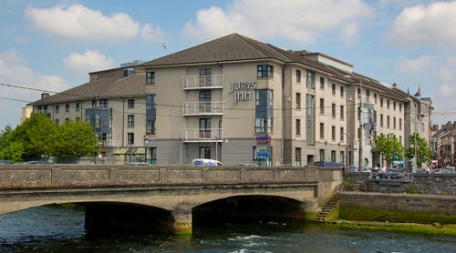 Jurys Inn Galway City Centre – © http://www.irelands-directory.com/images/jurysgalwayhotel1.jpg