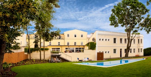 Spa & Wellness Hotel Reza - Außenpool &ndash; &copy; SPA und Wellness Hotel Reza Franzensbad