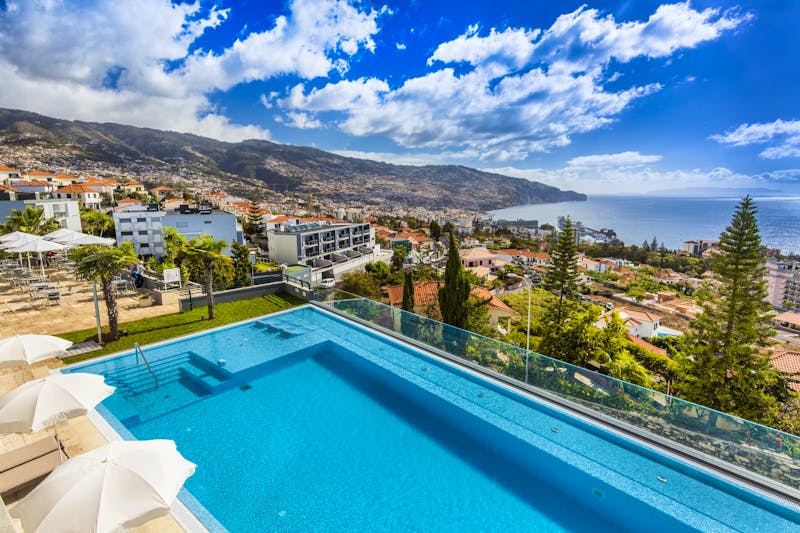 Blick auf den Hotelpool - ©panoramico hotels