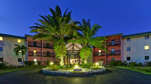 Außenansicht – © http://www.tripadvisor.es/Hotel_Review-g294076-d299377-Reviews-Grand_Hotel_Montabo-Cayenne_Arrondissement_of_Cayenne.html