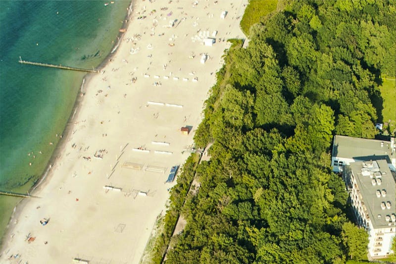 Blick auf das Hotel ProVita und den Ostseestrand – ©Hotel ProVita