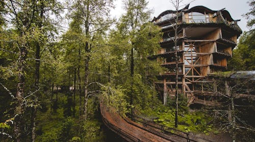 Außenansicht Nothofagus Hotel Huilo Huilo – © Nothofagus Hotel Huilo Huilo