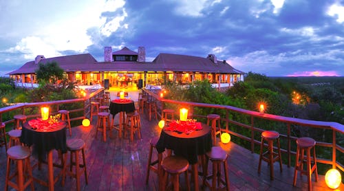 Etosha Safari Lodge – © http://www.gondwana-collection.com/the-etosha-experience/accommodation/etosha-safari-lodge/