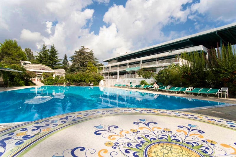 Sierra Silvana Resort - Pool und Hotel - ©Sierra Silvana Resort