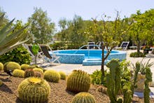 Pool- und Gartenanlage Hotel Villa Miralisa – © Hotel Villa Miralisa
