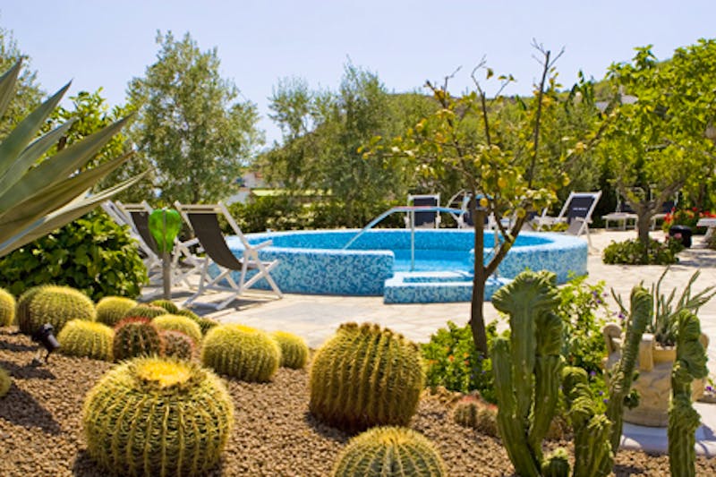 Pool- und Gartenanlage Hotel Villa Miralisa – ©Hotel Villa Miralisa