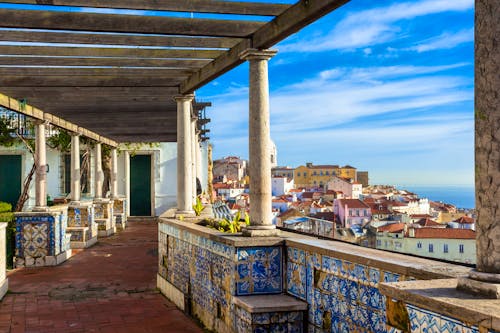Lissabon - Blick auf die Altstadt Alfama von Santa Luzia &ndash; &copy; Roberta Patat - Adobe Stock