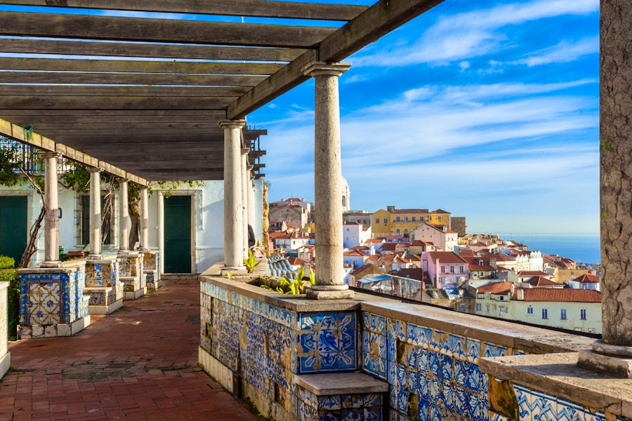 Lissabon - Blick auf die Altstadt Alfama von Santa Luzia – © Roberta Patat - Adobe Stock