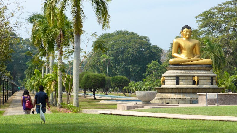 Colombo Park mit Buddhastatue gegenüber vom Rathaus - ©Eberhardt TRAVEL