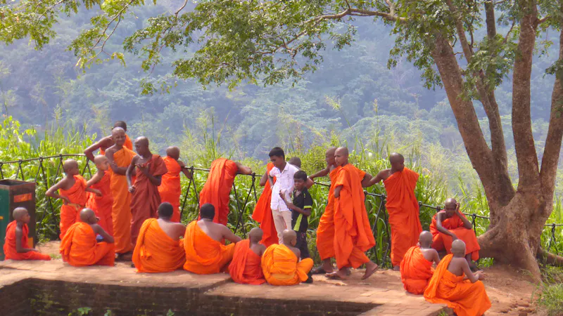 Mönche auf der Felsenfestung Sigiriya - &copy;Eberhardt TRAVEL