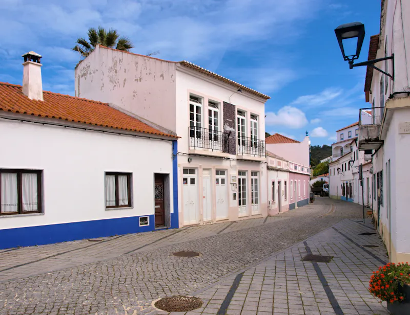 Malerische Gasse in Odeceixe - &copy;ATLANTISMEDIA - Adobe Stock