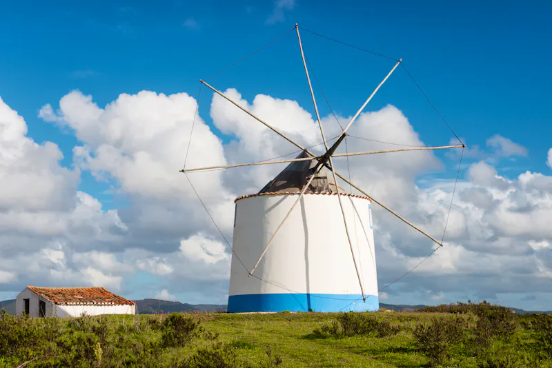 Windmühle in Süd-Portugal - &copy;ventura pictures 2016 - Adobe Stock