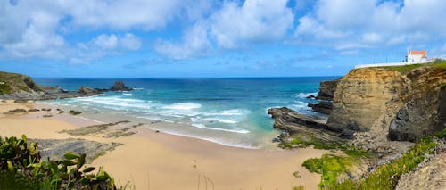 Strand bei Zambujeira do Mar &ndash; &copy; @ruigsantos - Adobe Stock