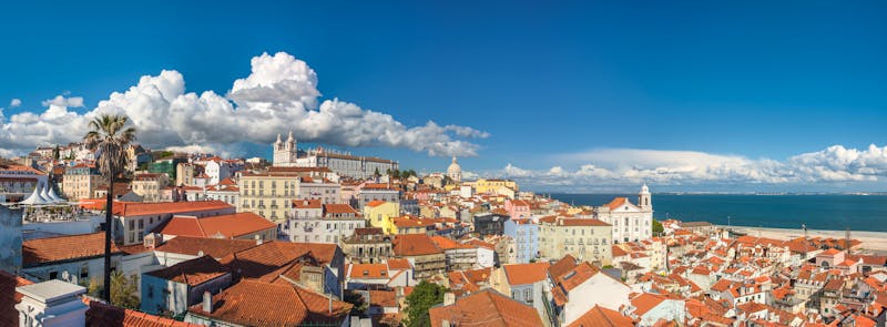 Lissabon - Blick auf die Altstadt Alfama - ©Konstantin Kalishko - Adobe Stock
