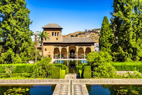 Die Alhambragärten in Granada &ndash; &copy; mrks_v - Adobe Stock