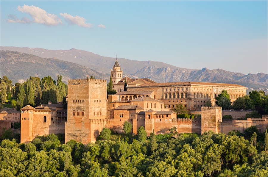 Die Alhambra in Granada – © Renta Sedmkov - Adobe Stock