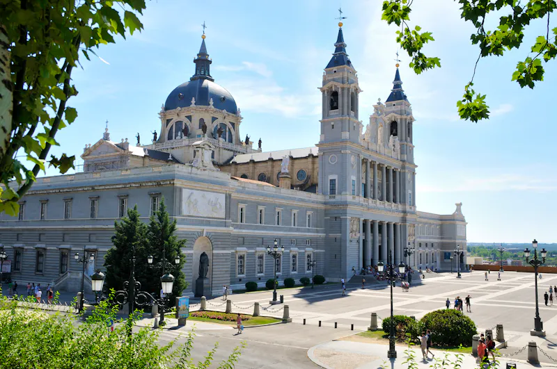 Die Almudena-Kathedrale in Madrid - &copy;cainfantes - Adobe Stock