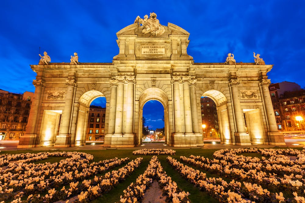 Puerta de Alcala in Madrid zur blauen Stunde &ndash; &copy; Christian Mller - Adobe Stock