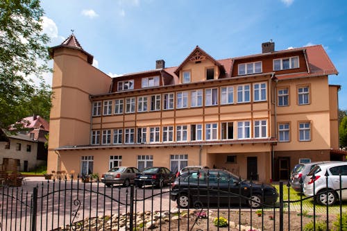 Außenansicht Kwisa 1 &ndash; &copy; Hotel Kwisa 1