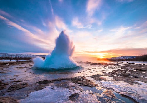 Geysir Strokkur auf Island &ndash; &copy; zinaidasopina112 - Fotolia