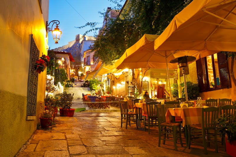 Altstadt von Plaka in Athen bei Dämmerung - ©milangonda (Adobe Stock)