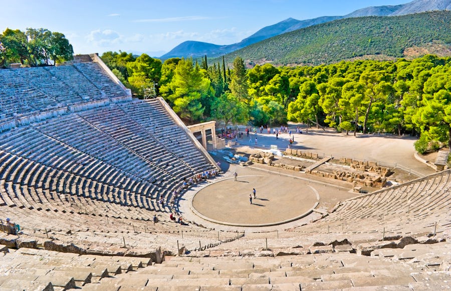 Theater von Epidaurus auf dem Peloponnes – © efesenko (Adobe Stock)