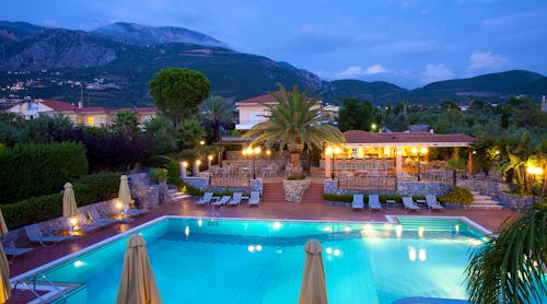 Poolanlage bei Abenddämmerung Hotel Akti Taygetos – © Hotel Akti Taygetos