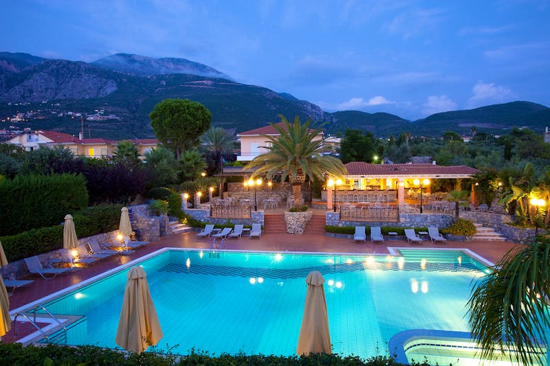Poolanlage bei Abenddämmerung Hotel Akti Taygetos - ©Hotel Akti Taygetos