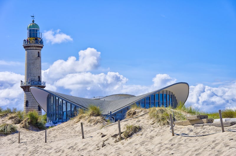 Teepot und Leuchtturm Warnemünde – © Ullrich Gnoth - AdobeStock