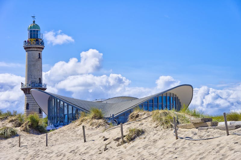 Teepot und Leuchtturm Warnemünde - ©Ullrich Gnoth - AdobeStock