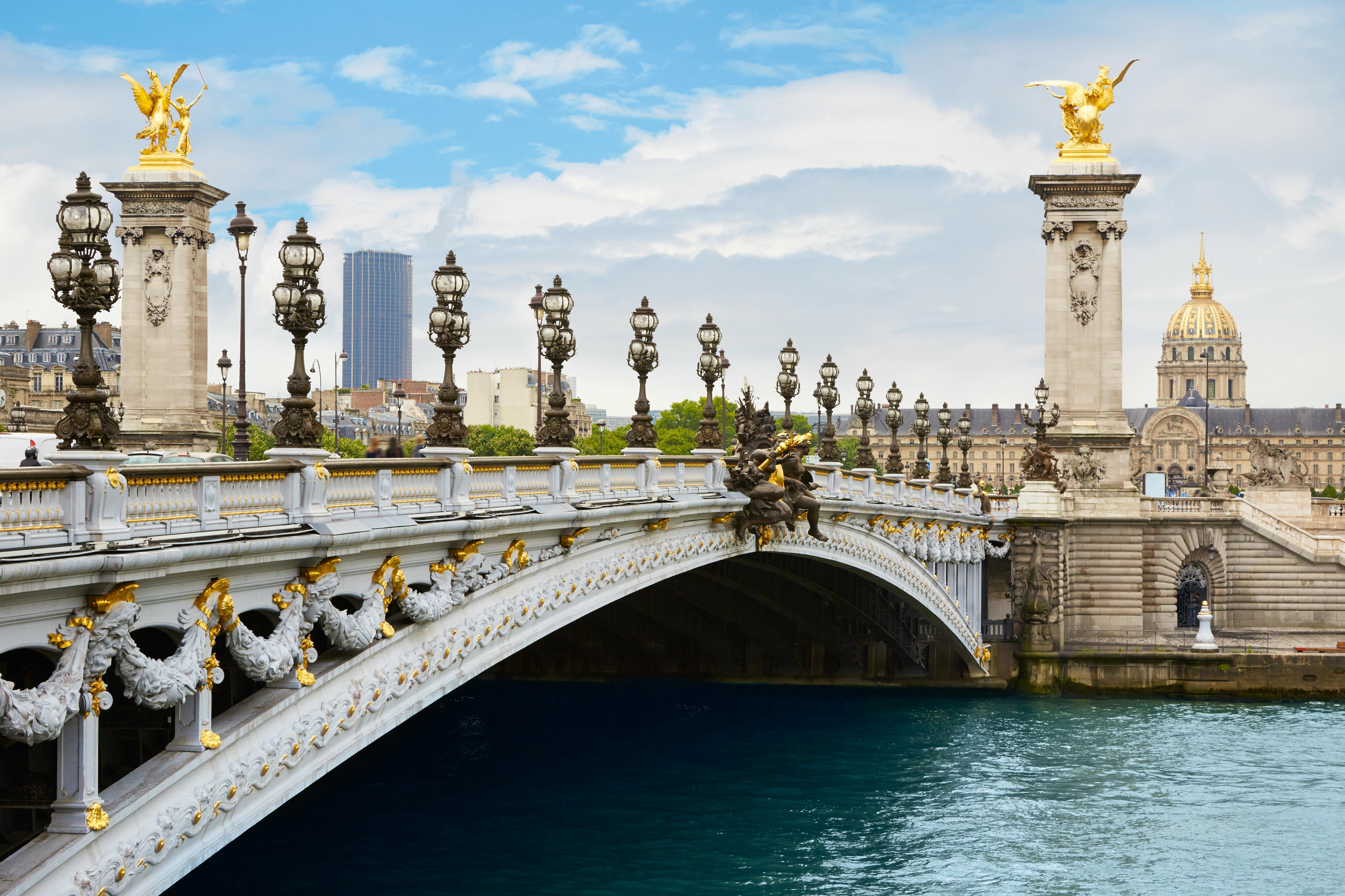 Alexandre III Brücke in Paris am Morgen – © andersphoto - Fotolia