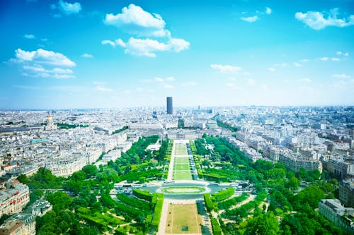 Sicht vom Eiffelturm auf den Park "Champs de Mars" &ndash; &copy; adisa - Fotolia