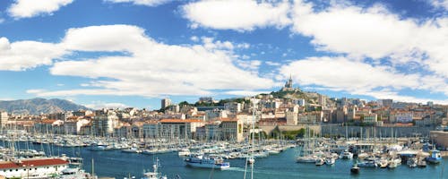 Panoramablick auf den alten Hafen von Marseille &ndash; &copy; gurgenb - Fotolia