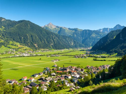 Blick ins Zillertal und auf Mayrhofen &ndash; &copy; by paul - Fotolia