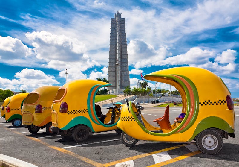 Bici-Taxis in Havanna am Plaza de Revolution - ©Karel Miragaya - Adobe Stock