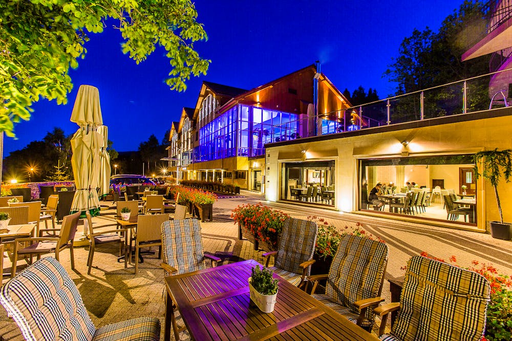Außenansicht mit Terrasse Hotel Bialy Kamien &ndash; &copy; Hotel Bialy Kamien
