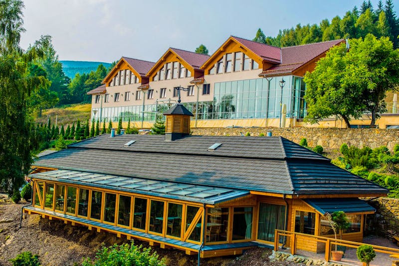 Außenansicht Hotel Bialy Kamien – ©Hotel Bialy Kamien