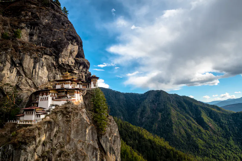 Kloster Taktshang über dem Paro-Tal - &copy;s_jakkarin - AdobeStock