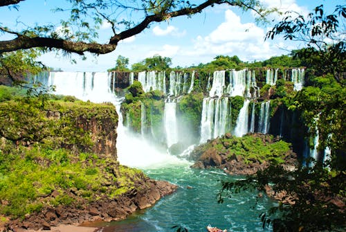 Iguazú-Wasserfälle zwischen Brasilien und Argentinien &ndash; &copy; hisadaken - AdobeStock