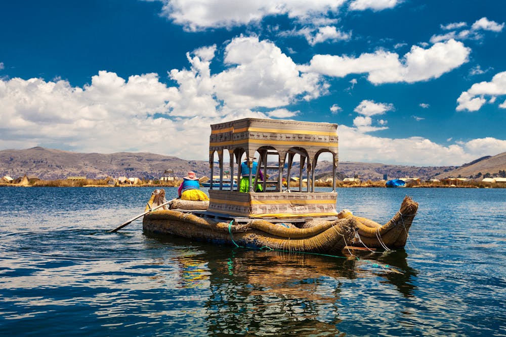 Traditionelles peruanisches Boot auf dem Titicatasee &ndash; &copy; studioloco - AdobeStock