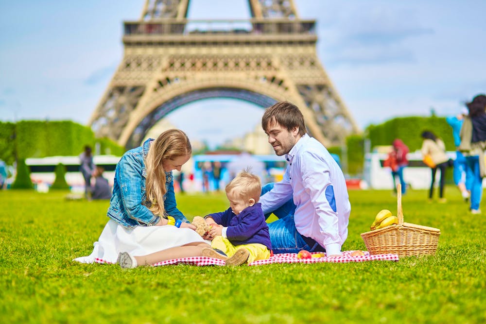 Picnic am Eifelturm &ndash; &copy; Ekaterina Pokrovsky - AdobeStock