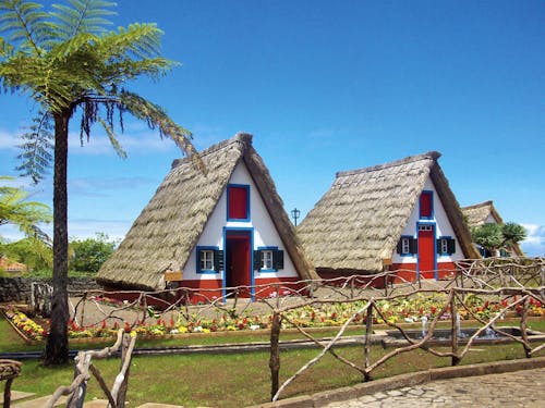 Strohdachhäuser in Santana - Madeira &ndash; &copy; Eberhardt TRAVEL