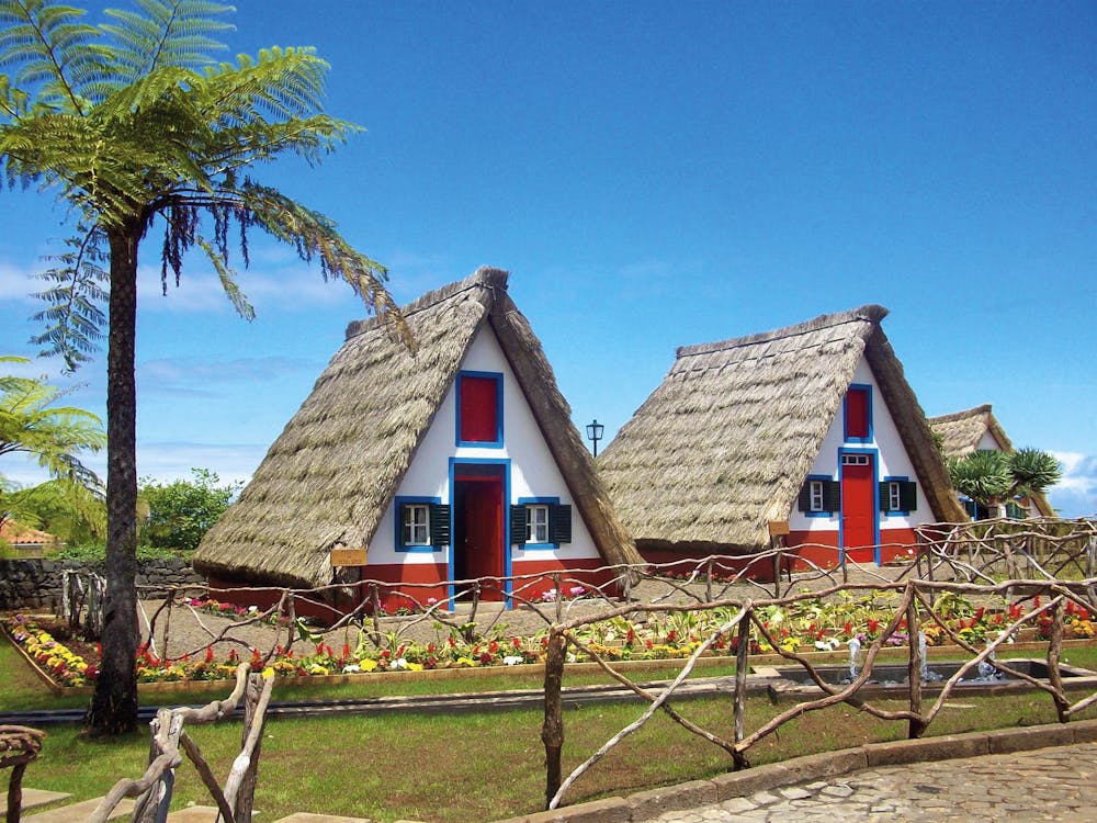 Strohdachhäuser in Santana - Madeira &ndash; &copy; Eberhardt TRAVEL