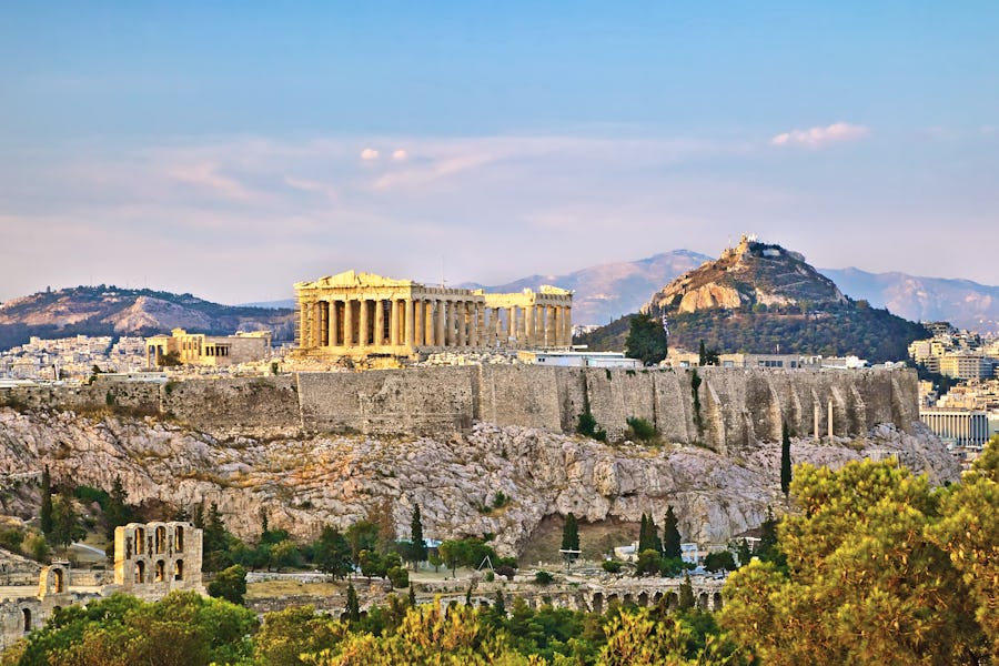 Akropolis und Lykabettus-Hügel in Athen – © sborisov - Adobe Stock