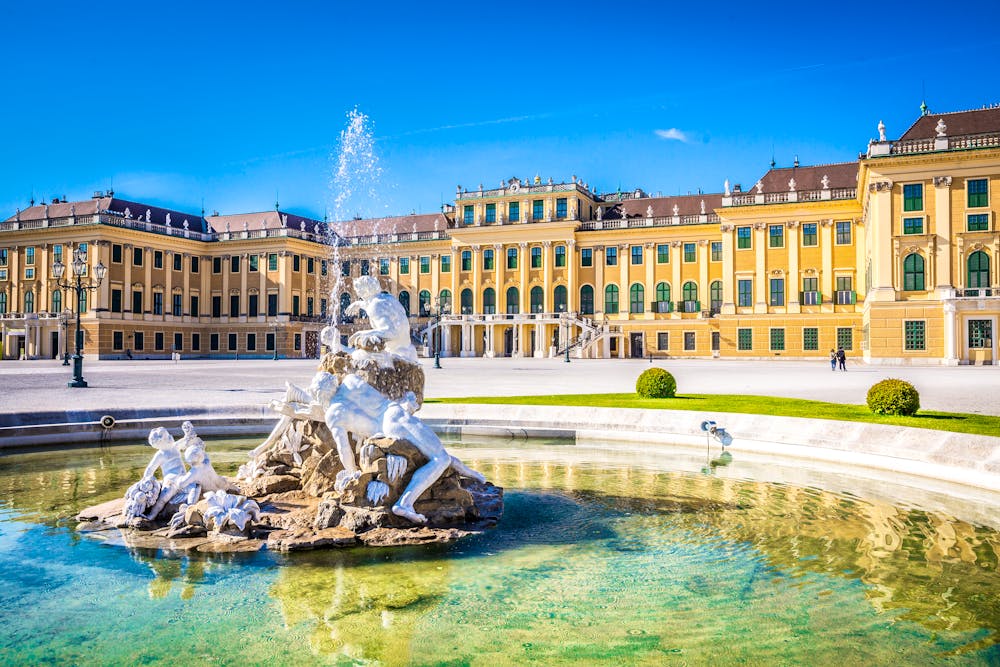 Neptunbrunnen vor Schloß Schönbrunn in Wien &ndash; &copy; A. Karnholz - AdobeStock
