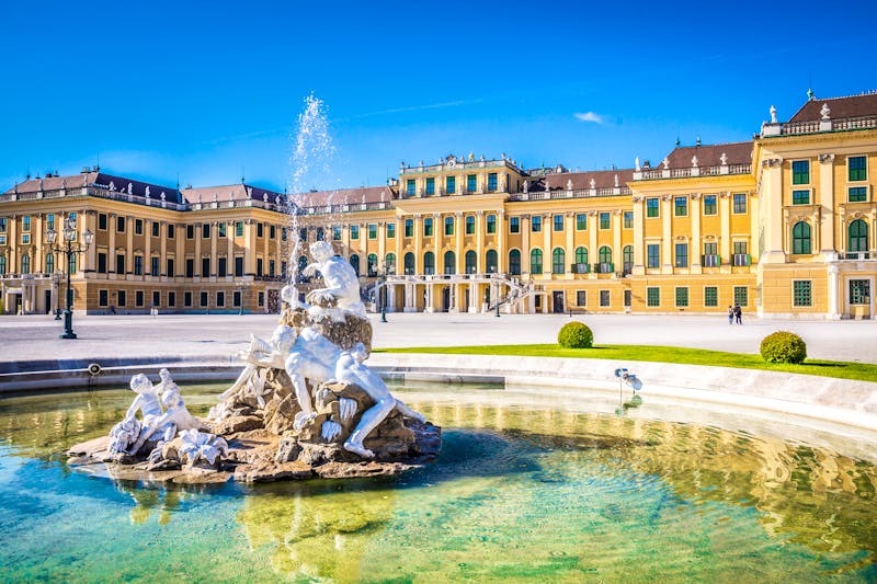 Neptunbrunnen vor Schloß Schönbrunn in Wien - ©A. Karnholz - AdobeStock